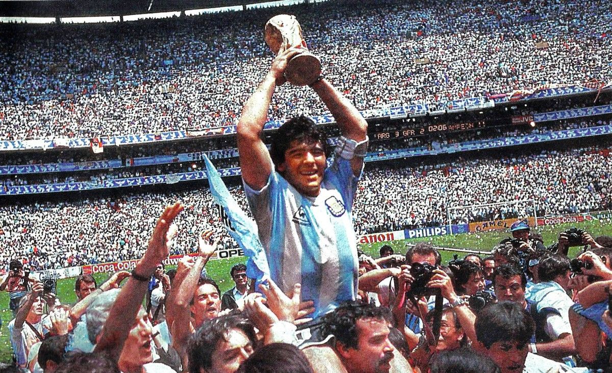Maradona, amb el trofeu del Mundial