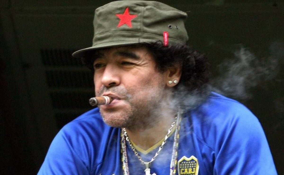 Maradona, fumant un havà