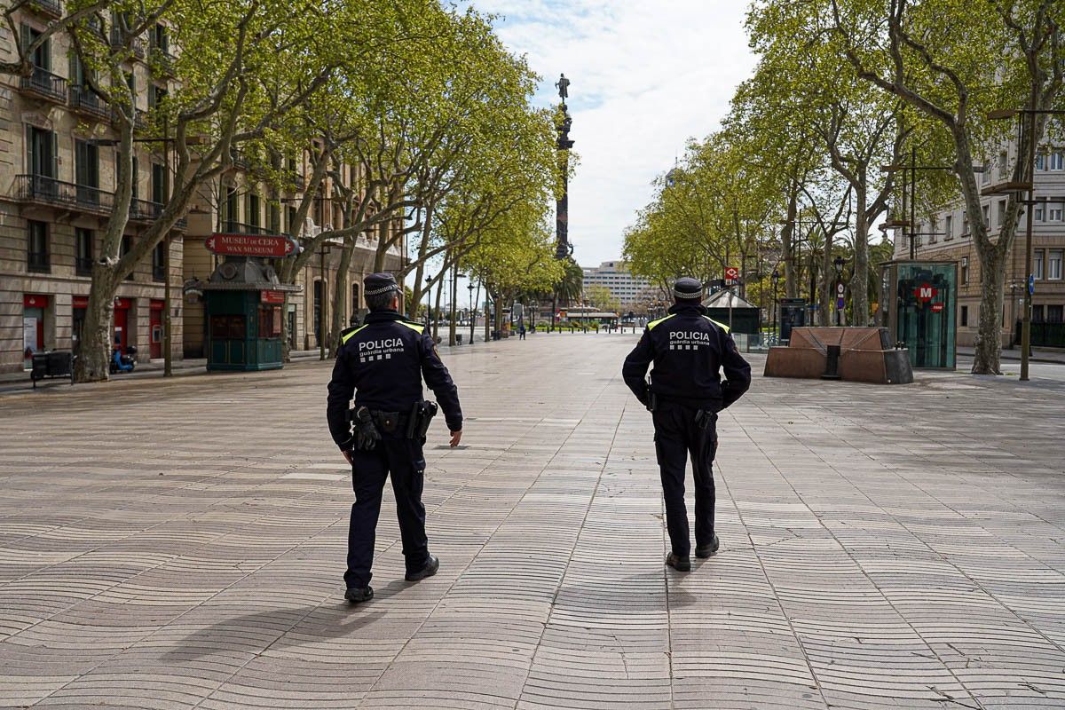 Dos agents de la Guàrdia Urbana per la Rambla de Barcelona en ple confinament