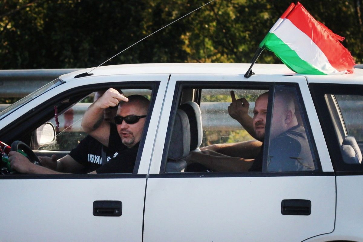 Grups radicals d'ultradreta insultant refugiats a Hongria