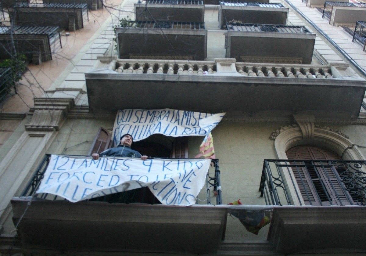 Joan Gómez, al balcó de casa seva