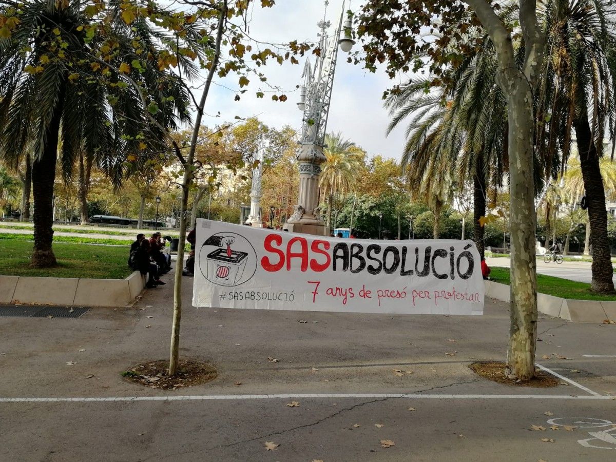 Una pancarta demanant l'absolució d'Adrián Sas a l'Audiència de Barcelona