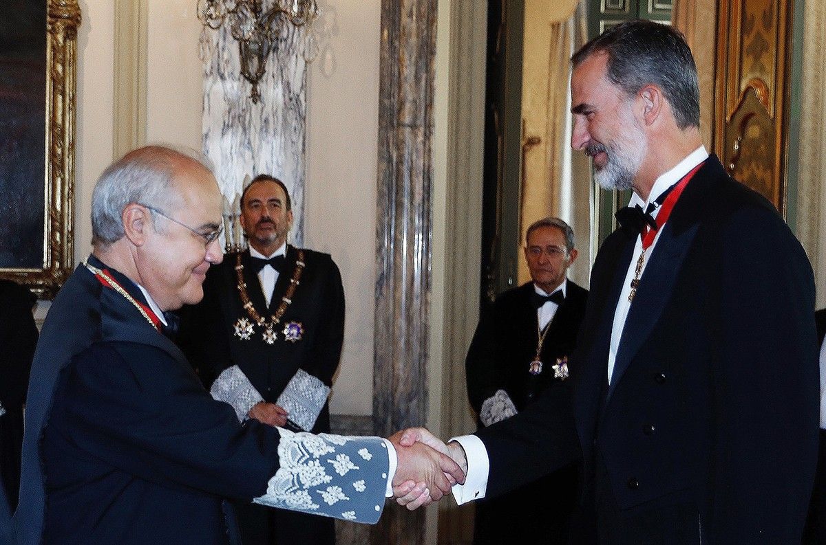 El magistrat del Suprem, Pablo Llarena, amb el rei d'Espanya Felip VI.