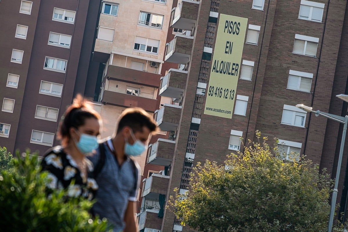 Una pancarta anuncia pisos en lloguer a Barcelona