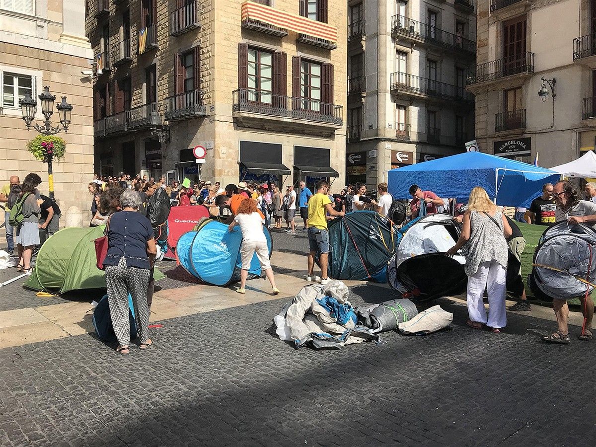 L'acampada independentista torna a la plaça de Sant Jaume