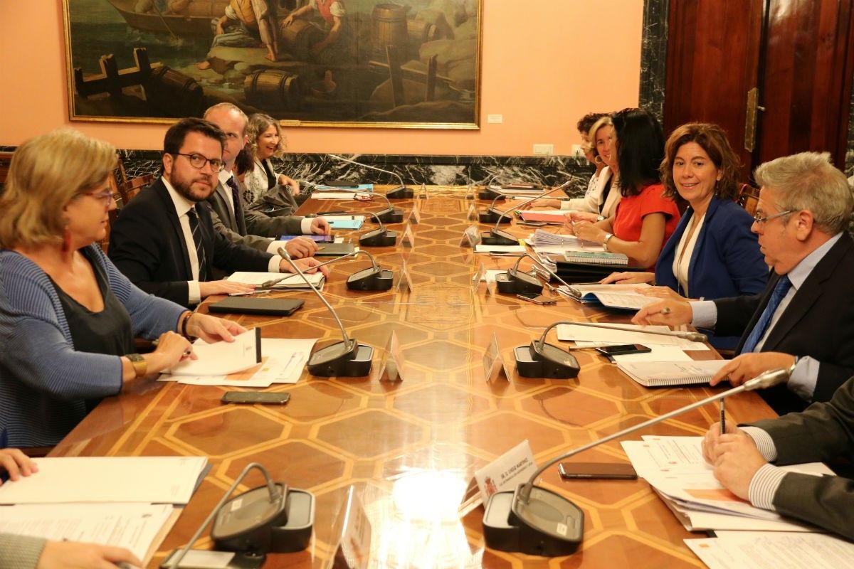 El vicepresident del Govern, Pere Aragonès, i la secretària d'Estat d'Hisenda, Inés María Bardón,  a la comissió mixta d'afers econòmics del 25 de setembre.