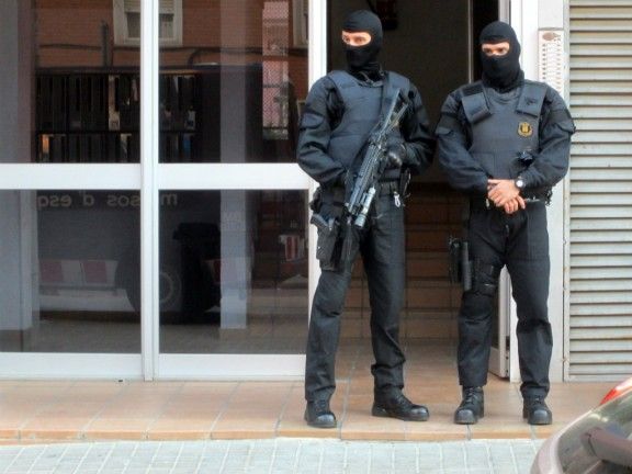 Agents dels Mossos a la porta de l'edifici de Sabadell.