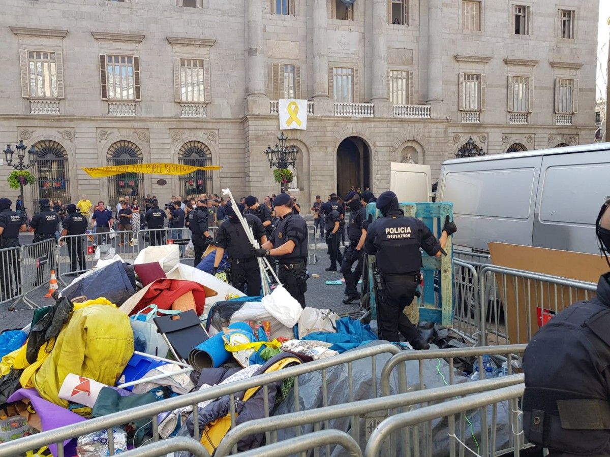 Els mossos, traient material de l'acampada