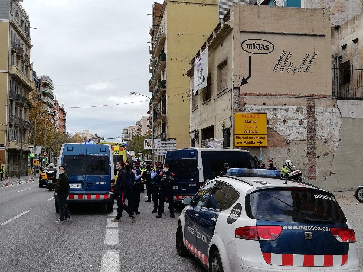 Mossos i equips d'emergències desplegats al lloc dels fets