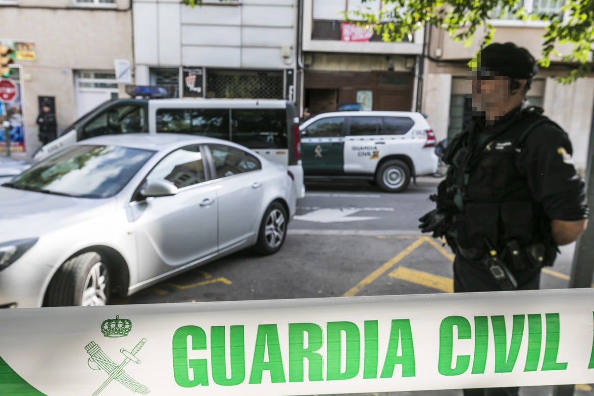 L'operatiu de la Guàrdia Civil, als voltants de la plaça de les Dones del Tèxtil de Sabadell, el 23-S.