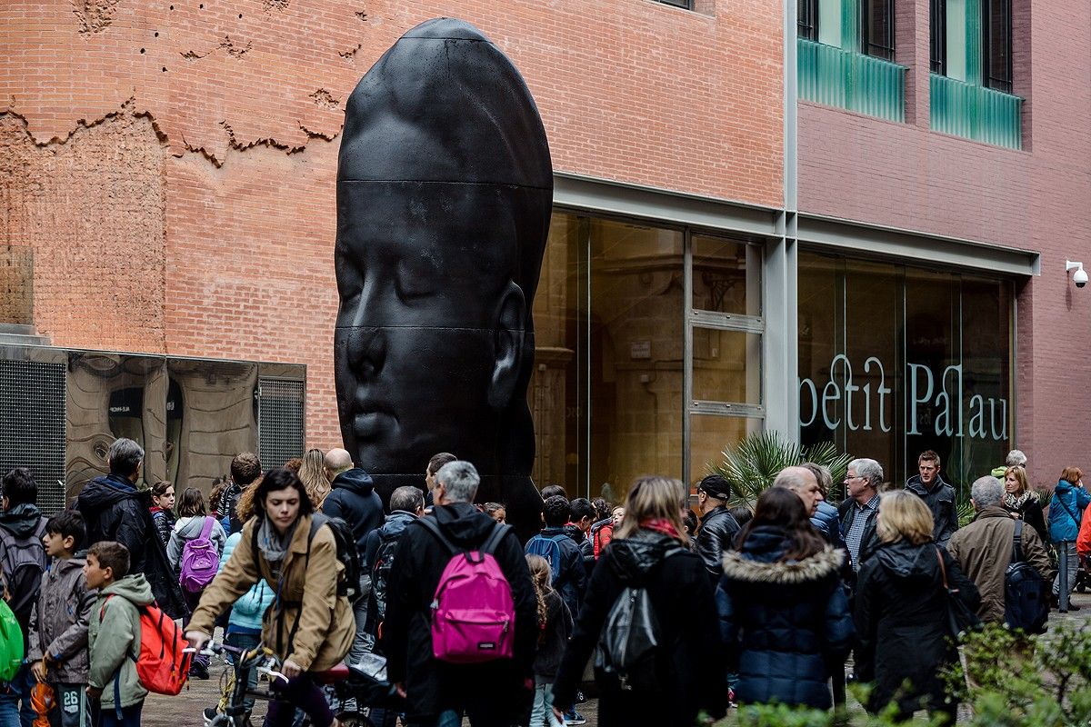 «Carmela», l'escultura monumental de Jaume Plensa davant el Palau de la Música.