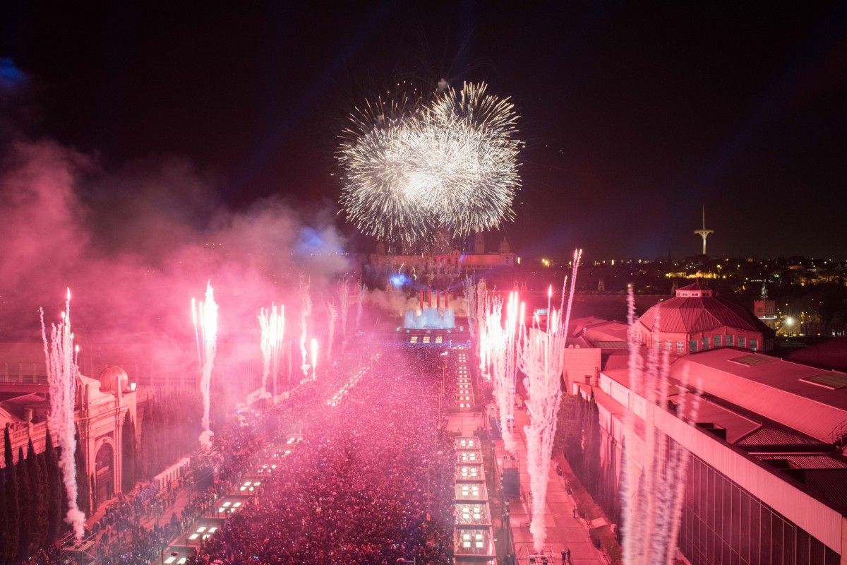 La festa de Cap d'Any de l'avinguda Maria Cristina de Barcelona