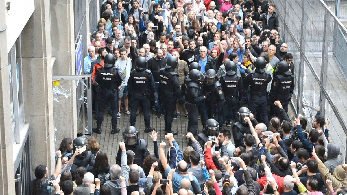 La policia espanyola a l'IES Joan Fuster de Barcelona