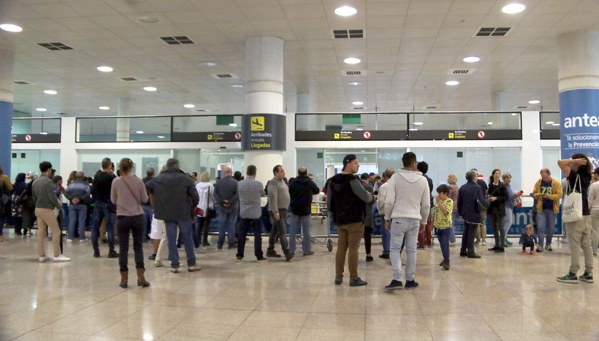 Pla general de la zona d'arribades de la T1 de l'aeroport del Prat