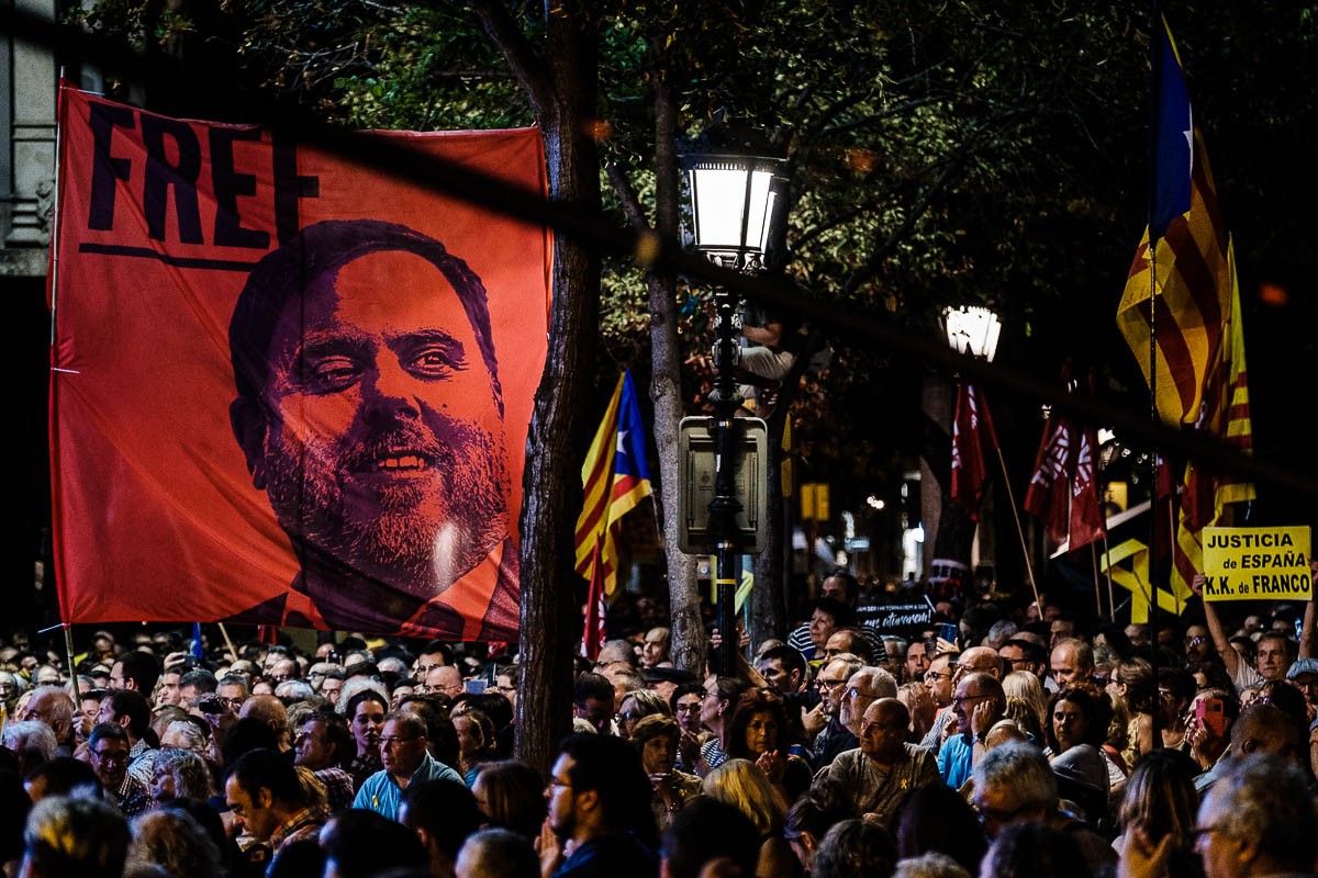Una pancarta demana la llibertat d'Oriol Junqueras.