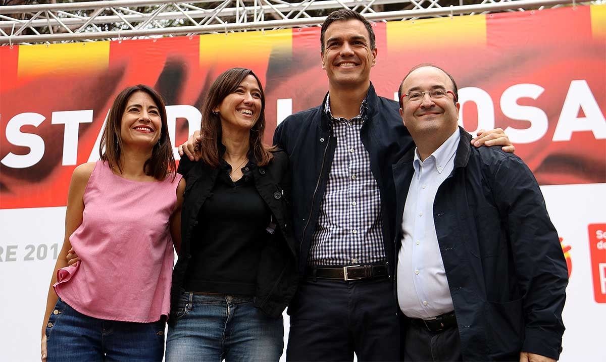 El líder del PSOE, Pedro Sánchez, amb Núria Parlon i Miquel Iceta