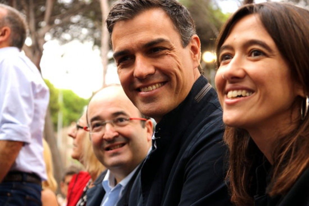 El líder del PSOE, Pedro Sánchez, flanquejat per Núria Parlon i Miquel Iceta.