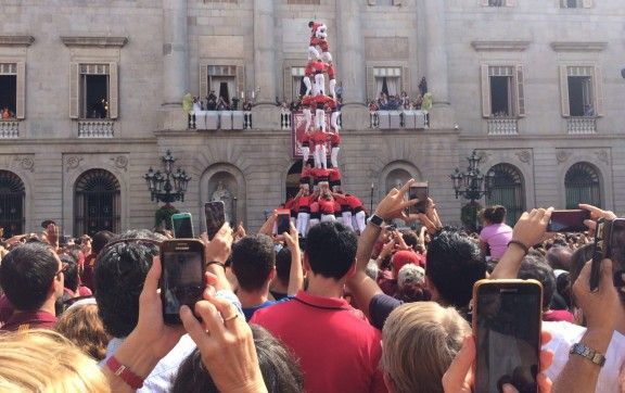 Els turistes han omplert la plaça per veure -i fotografiar- els castells, com el 3 de 9 dels Castellers de Barcelona