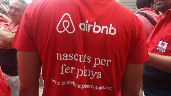 Les noves samarretes dels Castellers de Barcelona, amb el logotip d'Airbnb
