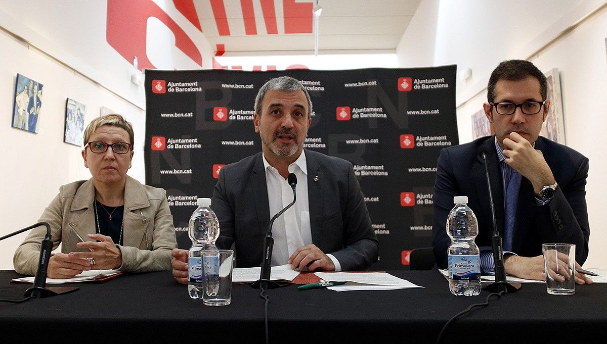 La regidora Carmen Andrés, el tinent d'alcalde Jaume Collboni i el gerent de l'ICUB Valentí Oviedo