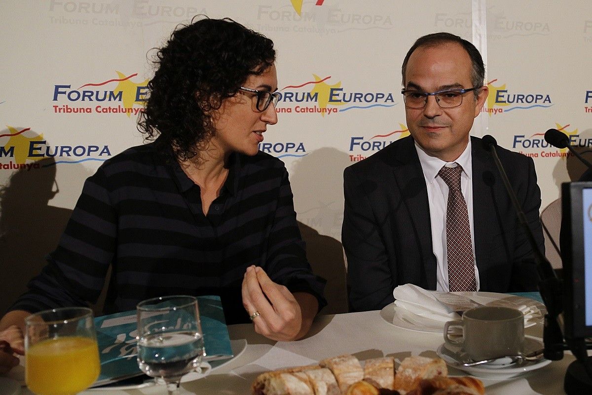 El president del grup parlamentari de Junts pel Sí, Jordi Turull, amb la seva portaveu, Marta Rovira, en una conferència informativa