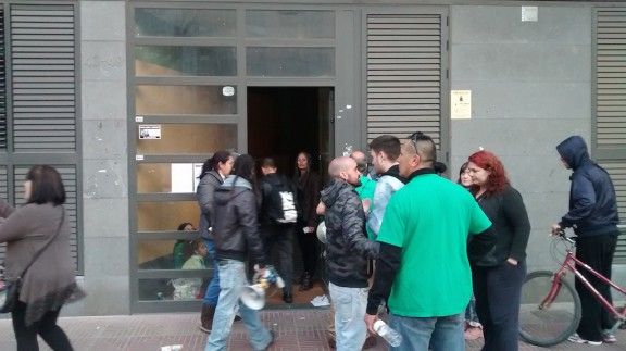 Membres de la PAH a l'entrada de l'immoble ocupat a Sabadell