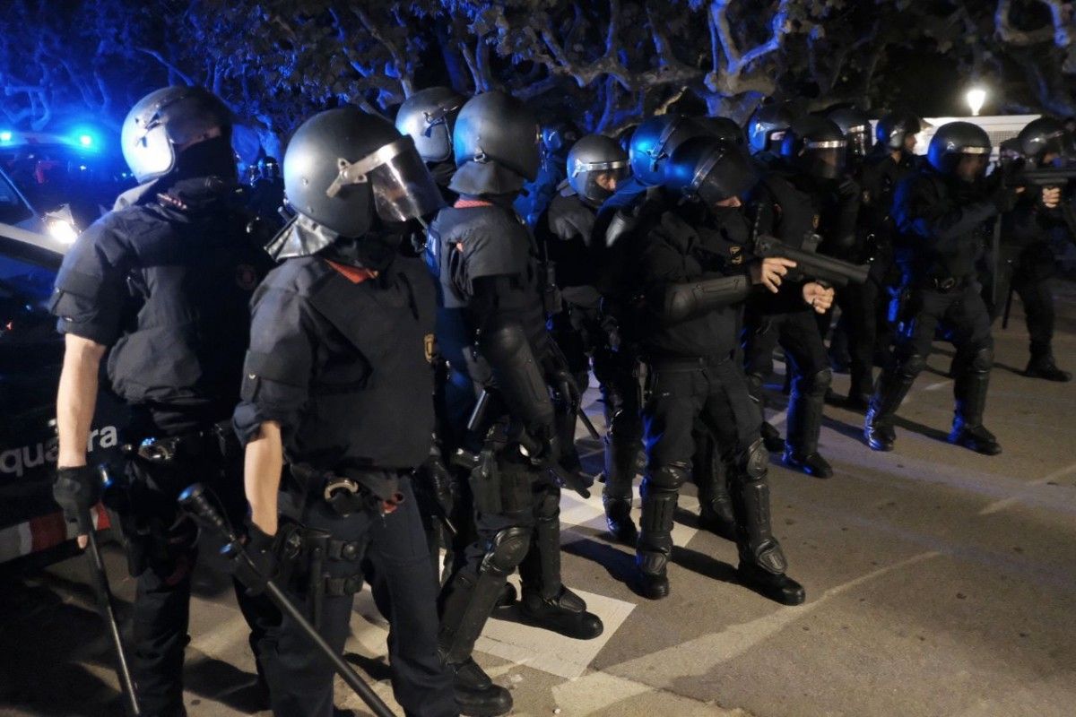Els Mossos d'Esquadra desallotjant el Parlament de Catalunya, el passat dilluns