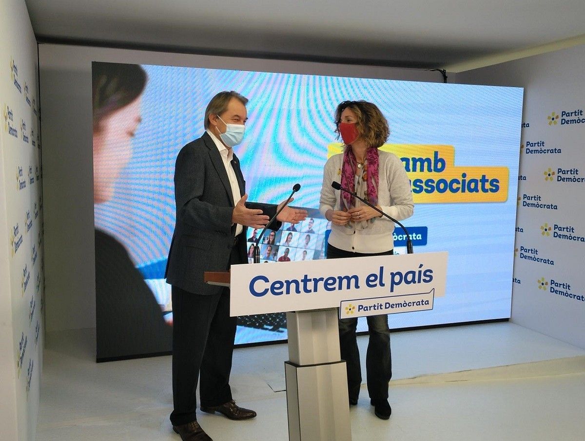 L'expresident de la Generalitat Artur Mas, i la candidata demòcrata al 14-F, Àngels Chacón, en l'acte del PDECat de benvinguda als nous associats.