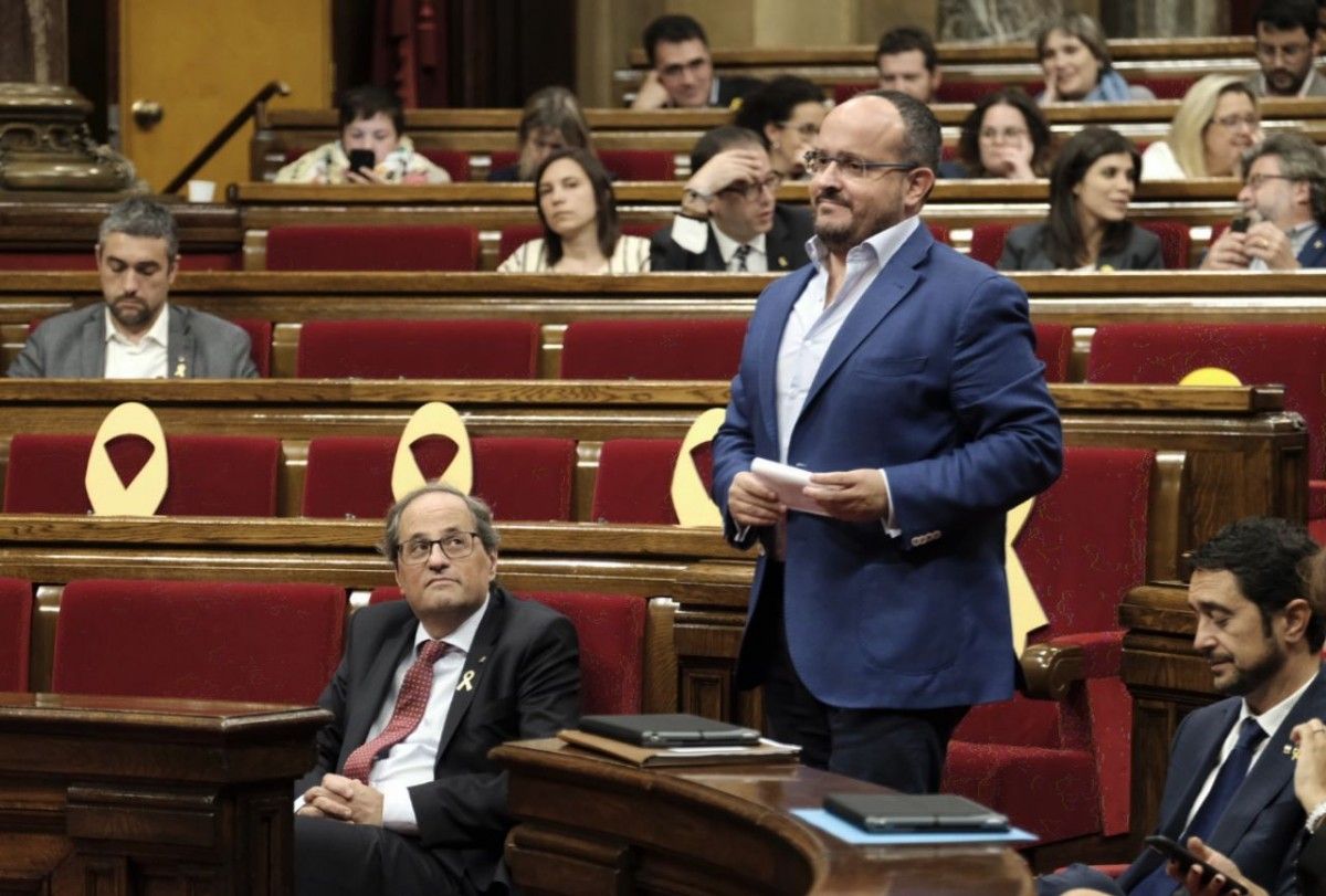 El president de la Generalitat, Quim Torra, observa Alejandro Fernández al Parlament.