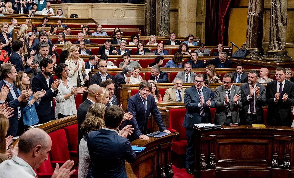El conseller de Cultura, Santi Vila, aplaudeix el president Carles Puigdemont
