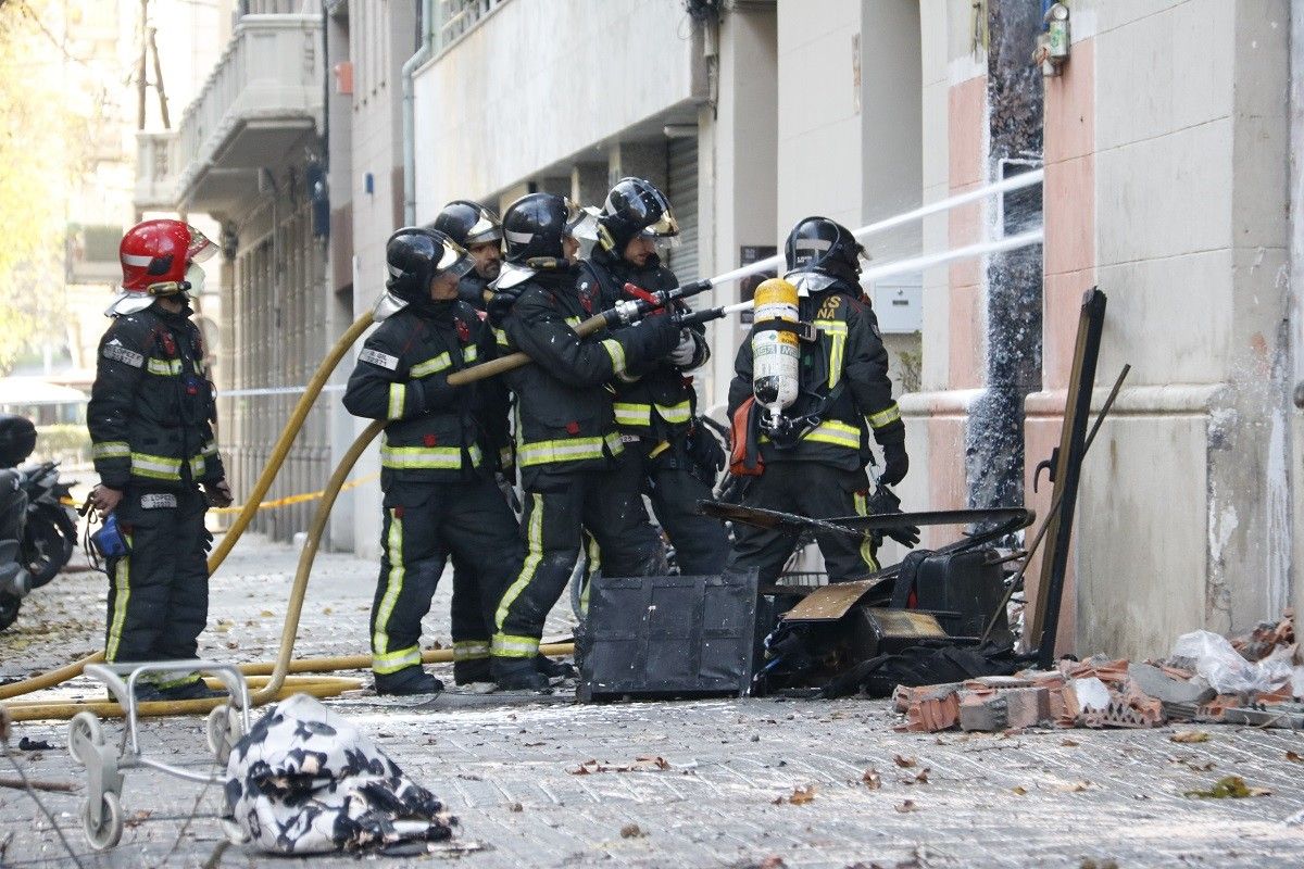 Els Bombers de Barcelona treballant en l'incendi a tocar de la Sagrada Família