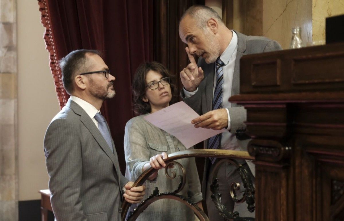 El vicepresident del Parlament, Josep Costa, parlant amb el lletrat Joan Ridao