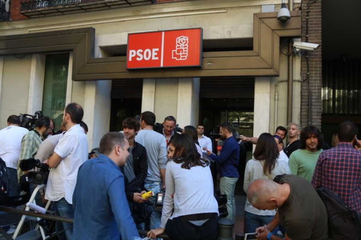 Centenars de periodistes a les portes de la seu del PSOE a Madrid.