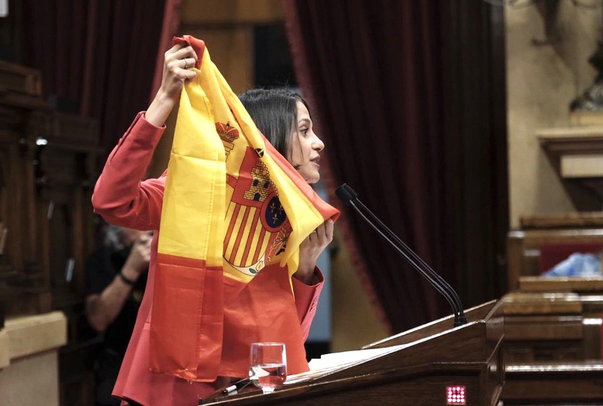 Inés Arrimadas ensenya una bandera d'Espanya al Parlament