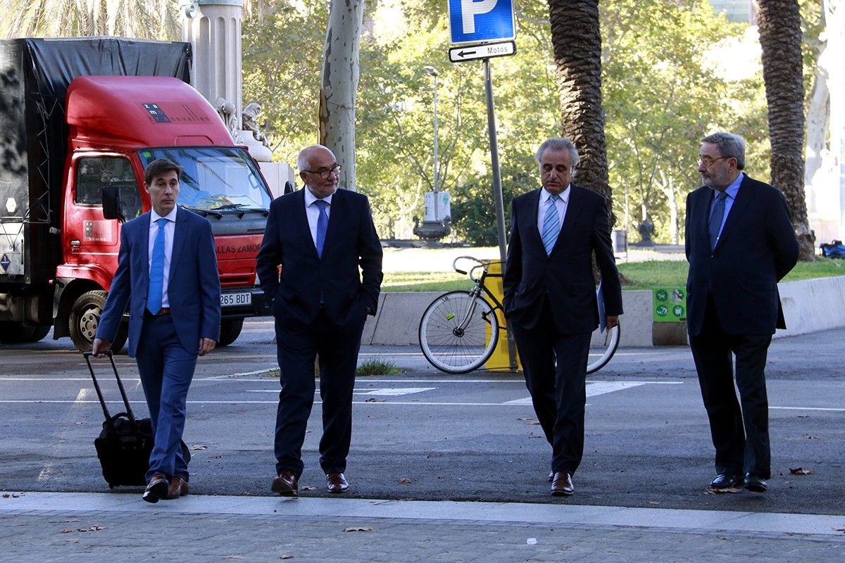 Narcís Serra i Adolf Todó arribant a l'Audiència de Barcelona en el judici dels sobresous.