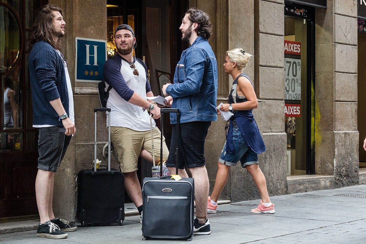 Un grup de turistes davant d'un hotel de Ciutat Vella.